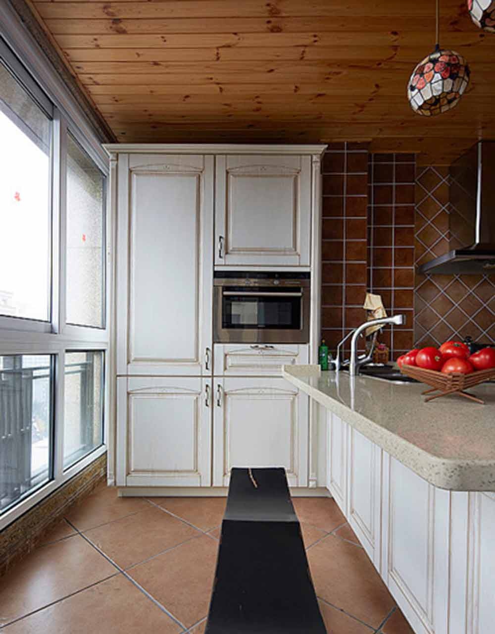 白色的厨房橱柜经济实用，红色的果蔬令人垂涎欲滴，生活气息浓厚。