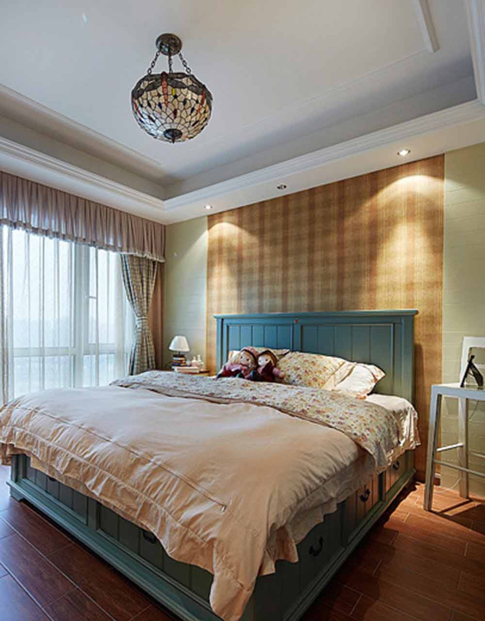 卧室的墙面不使用单一的颜色，而是使用黄色条纹墙纸和浅绿色墙纸的结合，表达设计师大胆创新、清新脱俗的设计理念。