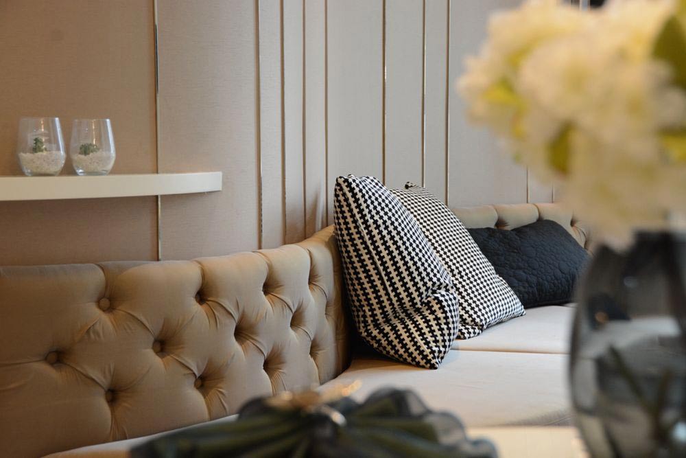 客厅选用年轻人最喜欢的布艺沙发，用流行的格子、浅棕色、黑色来搭配，低调内敛。