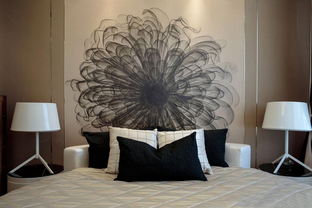 卧室主打黑白色，床头背景墙上的黑色大花魅惑绽放，如黑夜精灵一般呼之欲出。