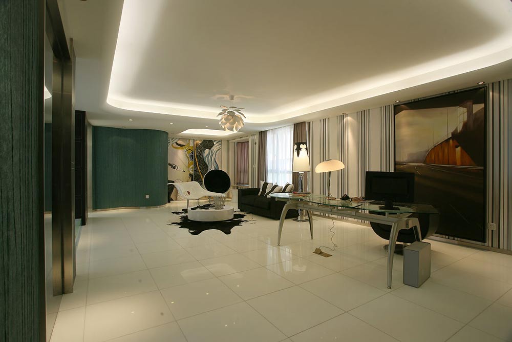 客厅采用现代主义常用的黑白色搭配，同时大量添加了抽象的构图，富有时尚感和线条美。
