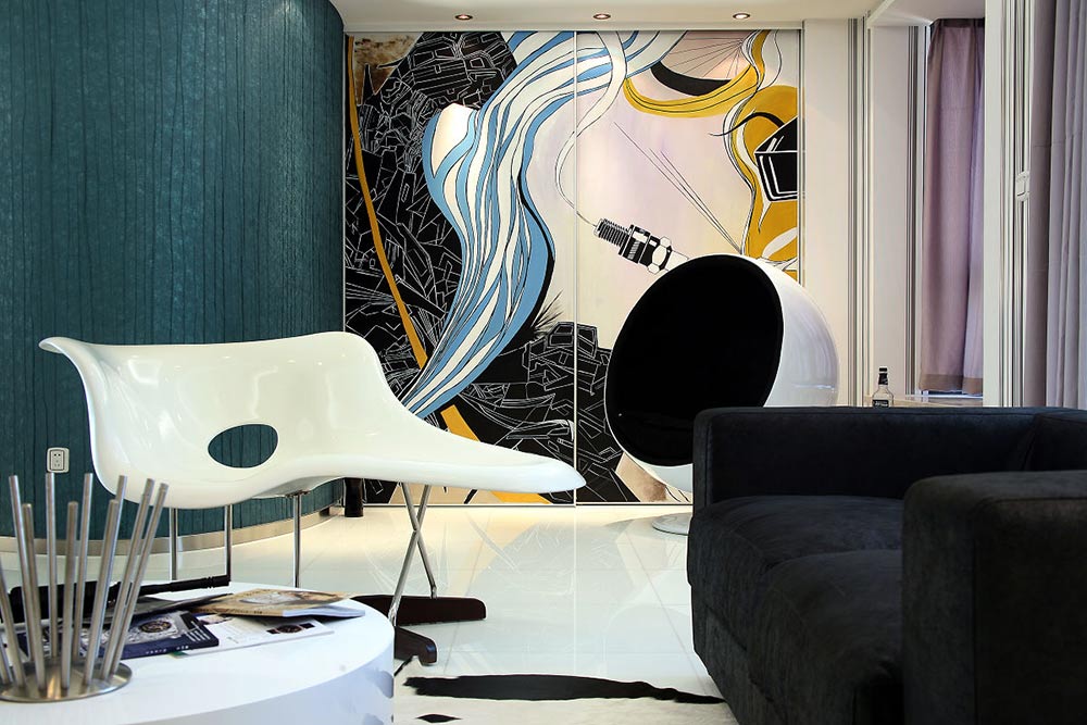 客厅背景墙用彩色抽象画装饰，在黑白灰的基础上巧妙增添了亮色，自由挥洒，个性鲜明。