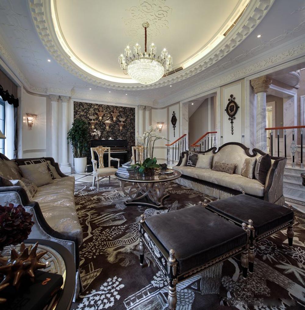 欧式水晶蜡烛灯悬挂在客厅正中央，使冷冽高贵家具的光泽和线条得到柔和。