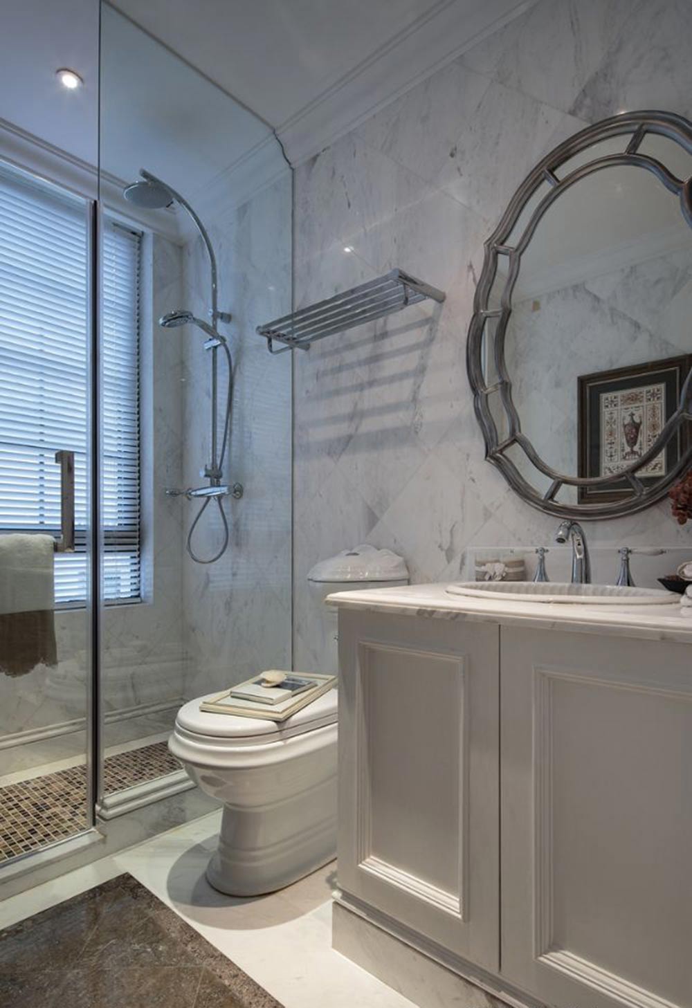 淋浴房采用纯白色装潢，简约实用，让人全身心都得到放松。