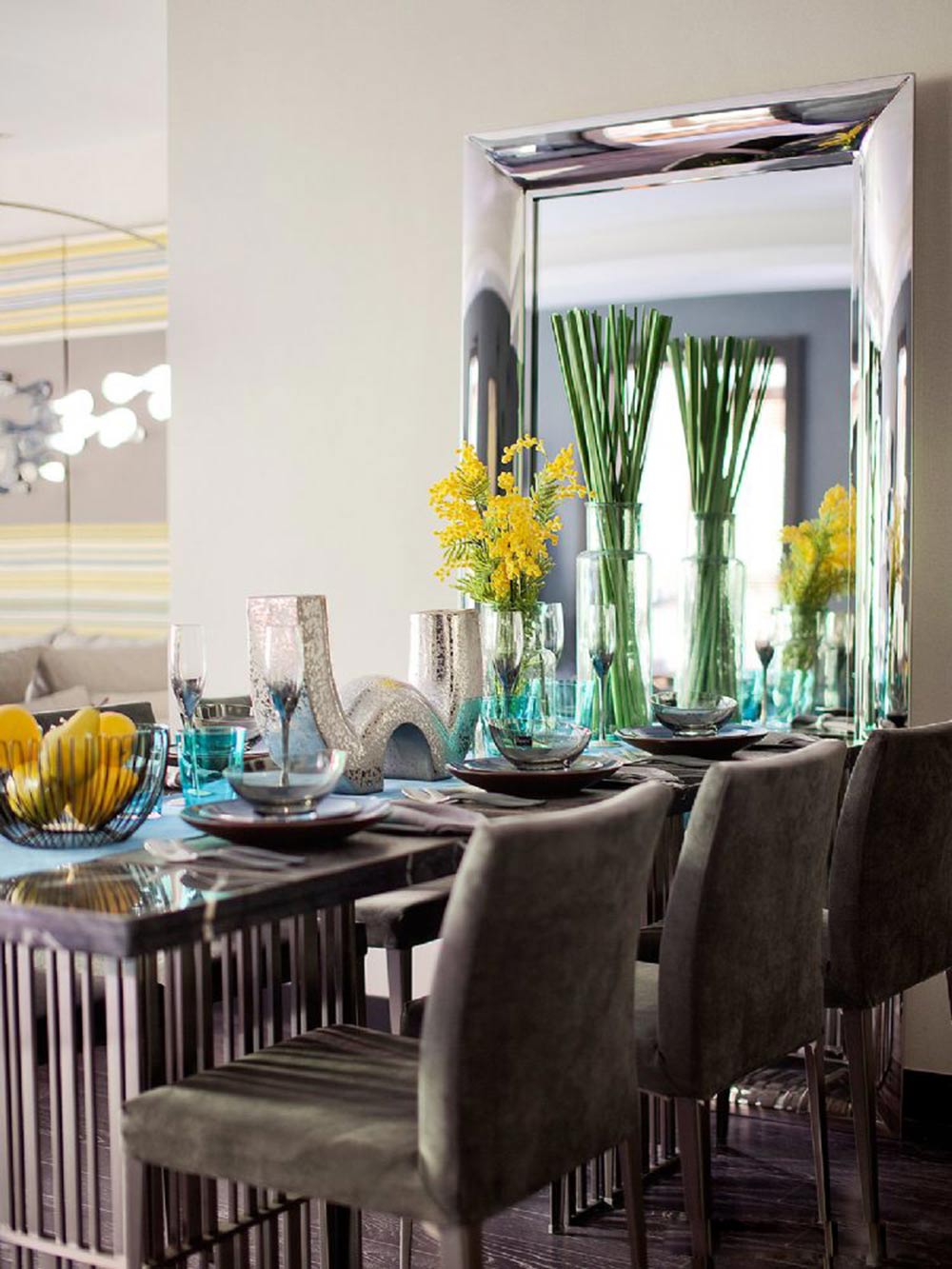 餐桌上黄色的鲜花和水果将自然气息带进室内，质朴清新，田园气息浓厚。