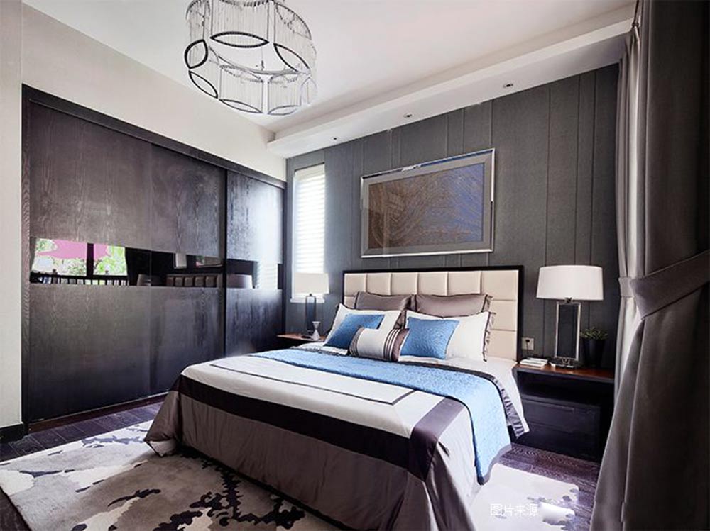 次卧床头的原木床头板好看耐用，与其中镶嵌的紫色抽象画相呼应。