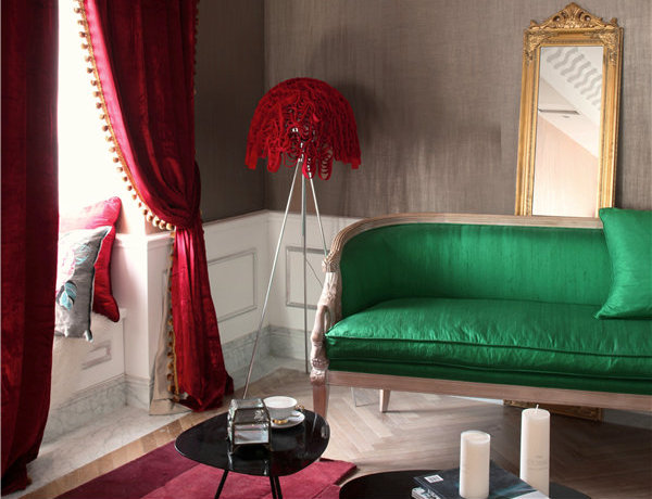 红色的窗帘和绿色的沙发不仅装饰了空间，而且一个构成很好的观景区域，遥望窗外，是谁装饰了你的梦。