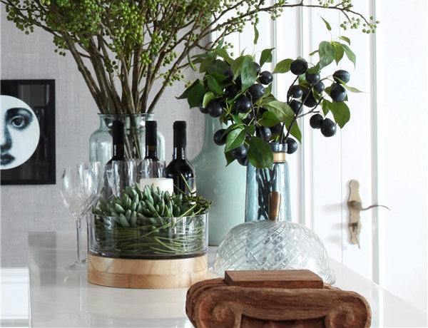 用现代玻璃器皿摆放绿色植物，即通透好看又能废物利用，把保护环境的理念贯彻在生活的每一个细节。