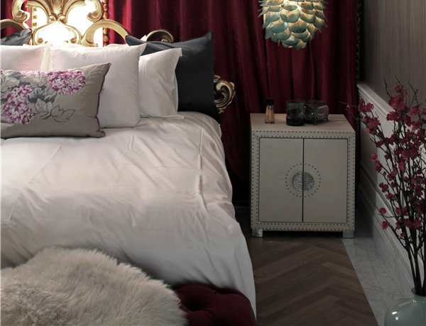 卧室的薄荷绿吊灯把浪漫的情调慢慢带出，床边的红色花束进一步增添了夜晚的情趣。
