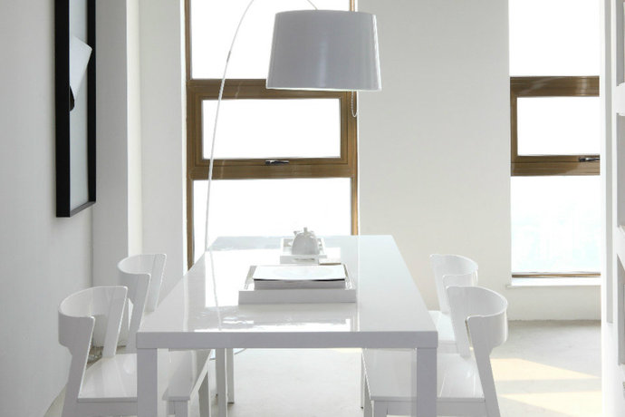 纯白的餐桌没有什么性格，看起来却很舒服，用纯洁和朴素拉近主人和客人之间的距离。图。