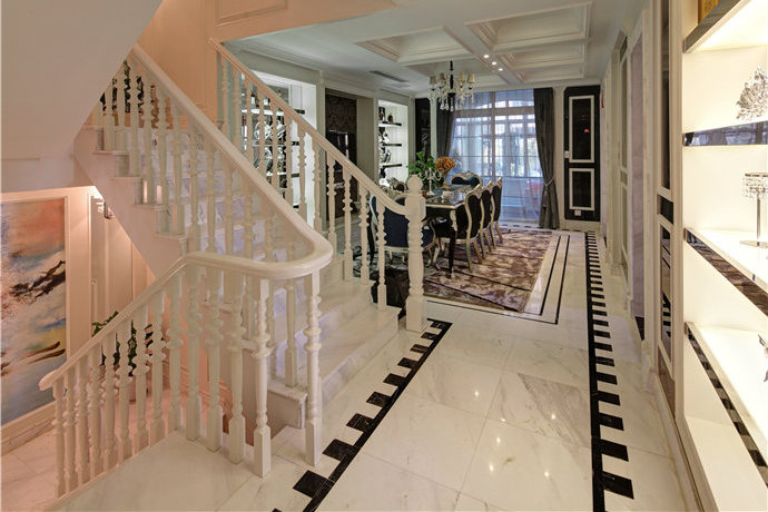 粉色的灯光将白色的楼梯显得愈加柔和梦幻，吸引客人上楼去探个究竟。