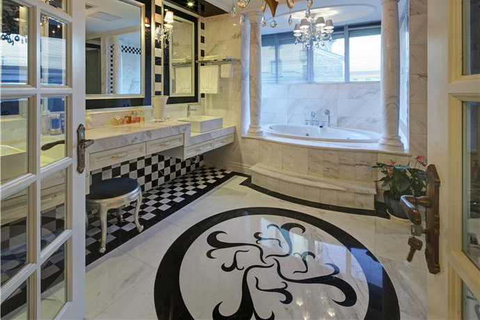 卫生间的镜面很好地延展了空间，黑白配色的瓷砖经典耐看，让洗漱的人得到全身心的放松。