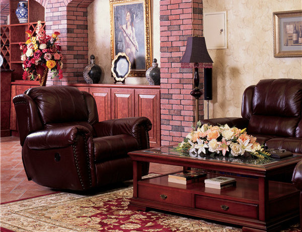 深棕色的软皮沙发把欧式的气派和舒适带入，和红木桌一起在公共区域奠定出稳重端庄的气质。