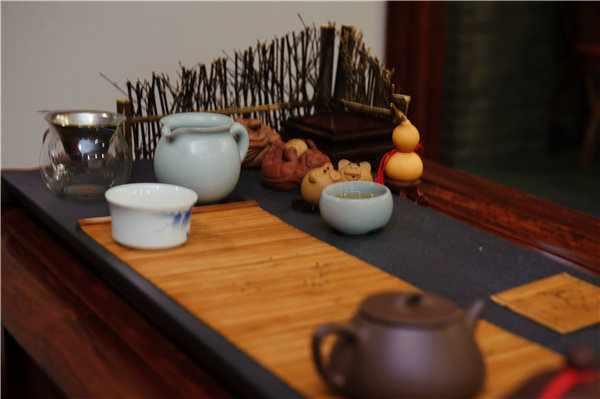 餐桌上摆放的旧篱笆和古色古香的茶壶，把中国传统文化的底蕴贯彻在生活的每一个细节中。