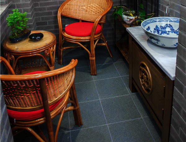 卫生间的青花瓷盆把古韵优雅在清水中放大，每一条纹路都是精雕细会做出来的。