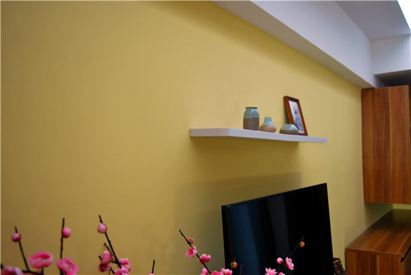暖黄色的电视背景墙显得很亲切，纯色无杂质的品质让身置客厅中的人充满了满满的安全感。