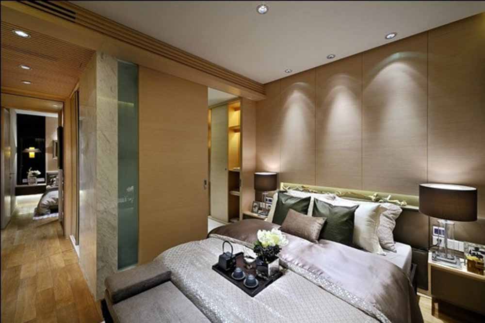 米色木门和淡雅的床头板连成一体，形成卧室的空间构架，色彩的一致使卧室看起来很协调。