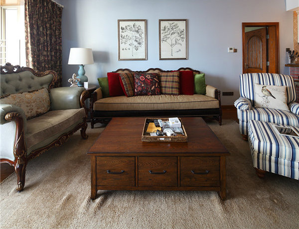 客厅以灰冷色调来表达干净透彻，用原木材质来传递取材天然的理念，将布艺点缀勾勒立体感。