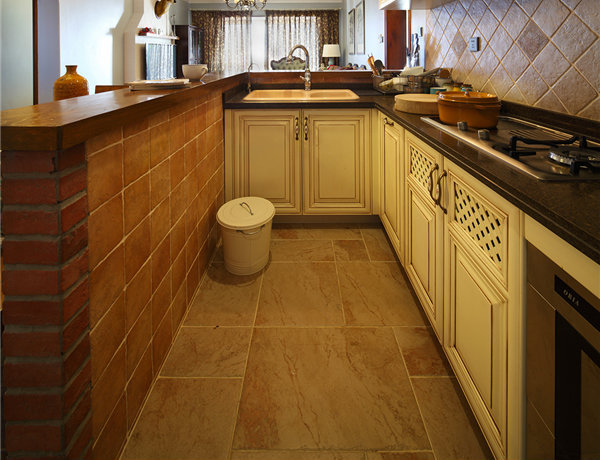 厨房的两侧采用冷暖色调相对比,让空间立体感更强，同时也显得更大更舒适。