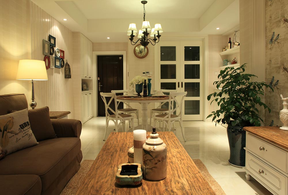 客厅的米黄色长桌遵循中轴布线的原理摆放，把整个空间的中心定下来。