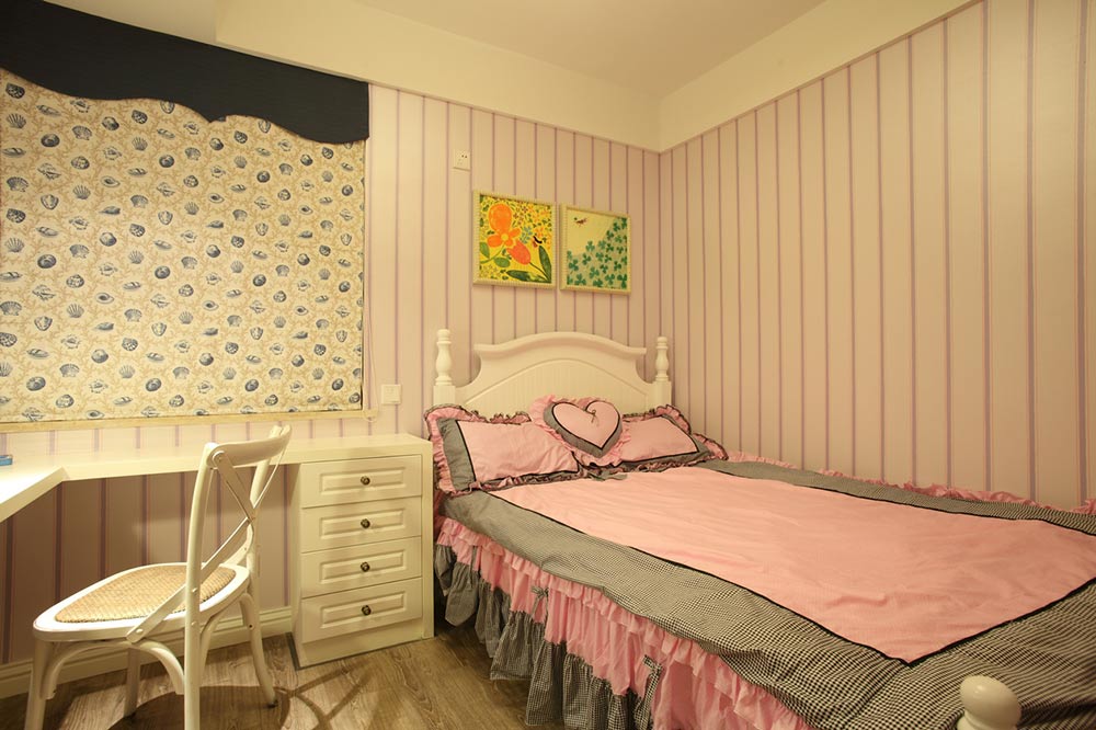 儿童房用甜美的粉红色桃心和黄色盛放的向日葵来呵护小公主纯真的童心。