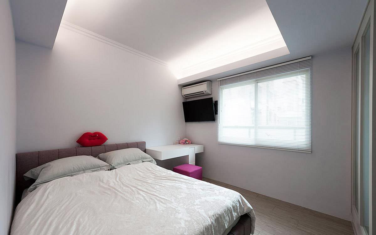 卧室并没有太多多余的装饰，简单的搭配，充足的光线，满足日常的休憩。