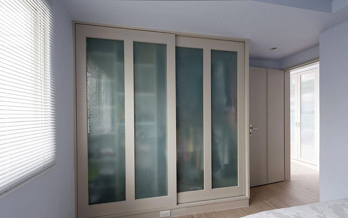 定做的衣柜采用玻璃作为门板，内部换入新层板为结构，收纳空间非常充足。