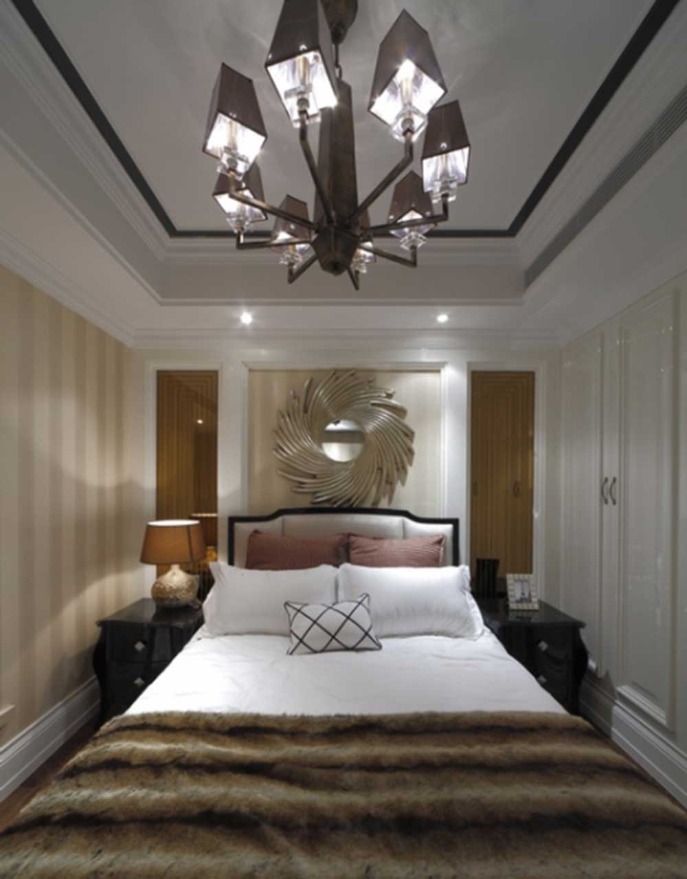 卧室采用统一的暖黄色系，在不同的部分却以不同深浅地颜色装饰，视觉效果丰富而具有层次感。