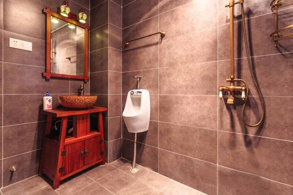 浴室柜精致大方，与镜面造型搭配成一套，卫浴用具的铜面质感复古而时尚。