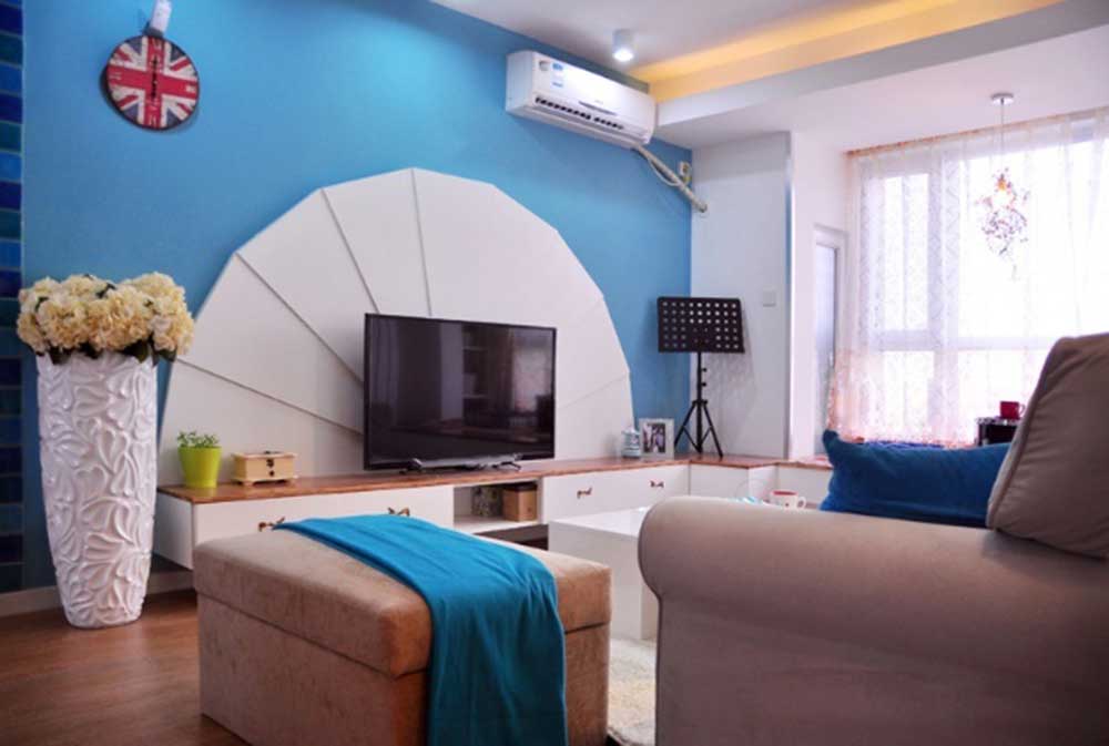 客厅电视背景墙扇形的装饰突出了墙面的立体感，蓝色的基底搭配白色的装饰十分唯美。