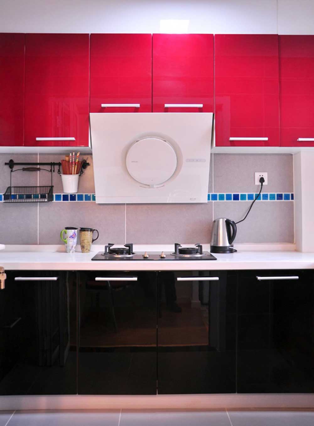 红与黑的色彩冲击使得厨房优雅而大气，简洁的规划让小空间更加易于打理。