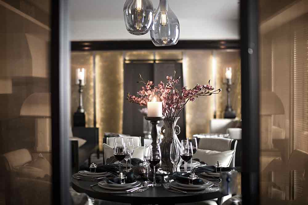 餐厅四周以烛光装点，将传统的照明方式化为装饰品，为用餐环境带来了浪漫的氛围。