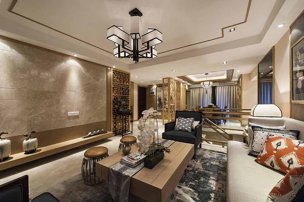 客厅的各式摆设都带着中国风的特点，同时融合了现代元素，时尚而古典，高贵而优雅。