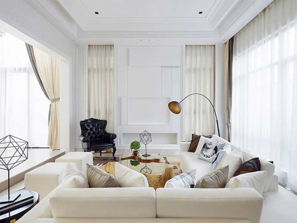客厅采用各种风格的家具布置，将古典风格与现代审美相结合，独具韵味。