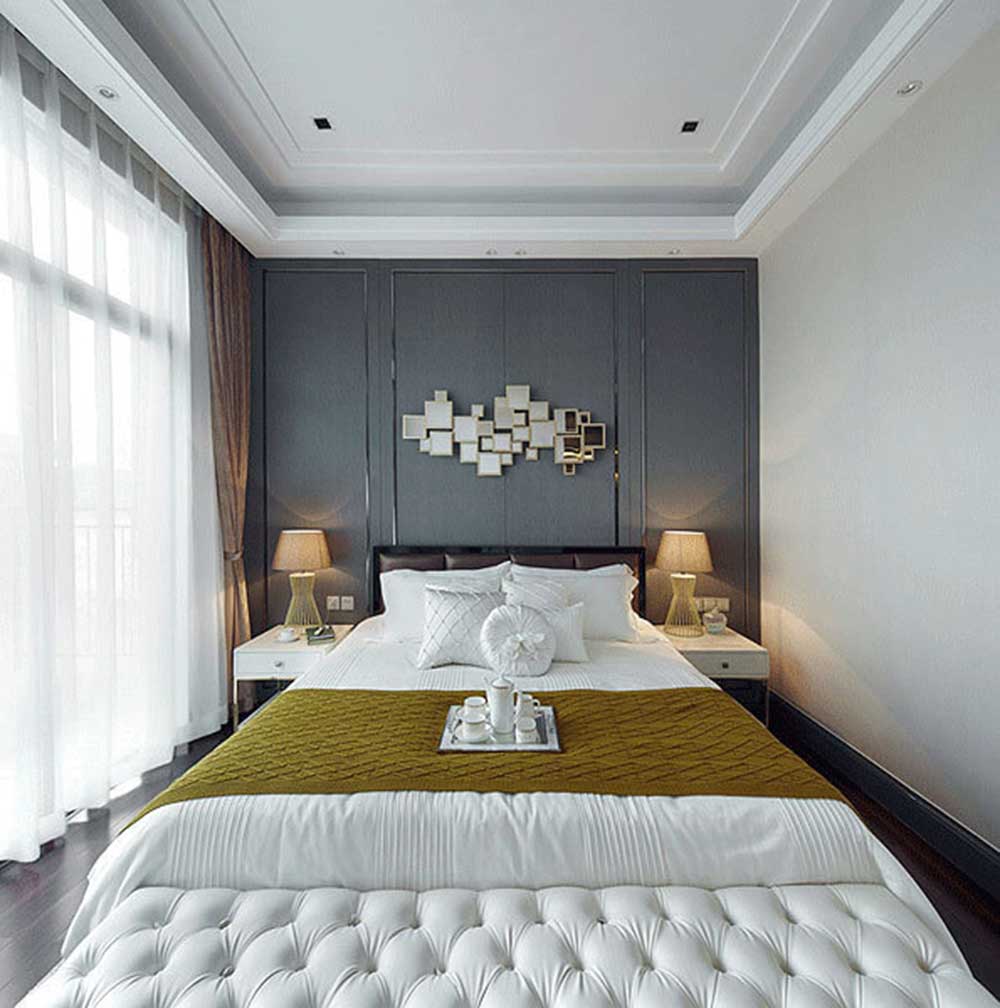 次卧床头主墙以灰色定调，将空间氛围衬托得更为沉静。立体的装饰设计极具艺术性。