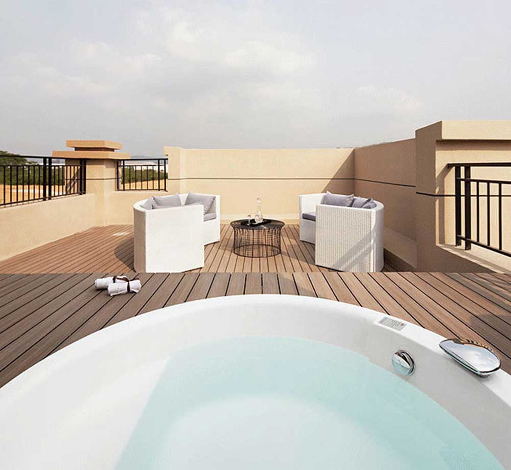 阳台以木板地板铺设的方式带出了休闲氛围。设计师更是透过浴缸将这里打造成了私人的日光浴场。