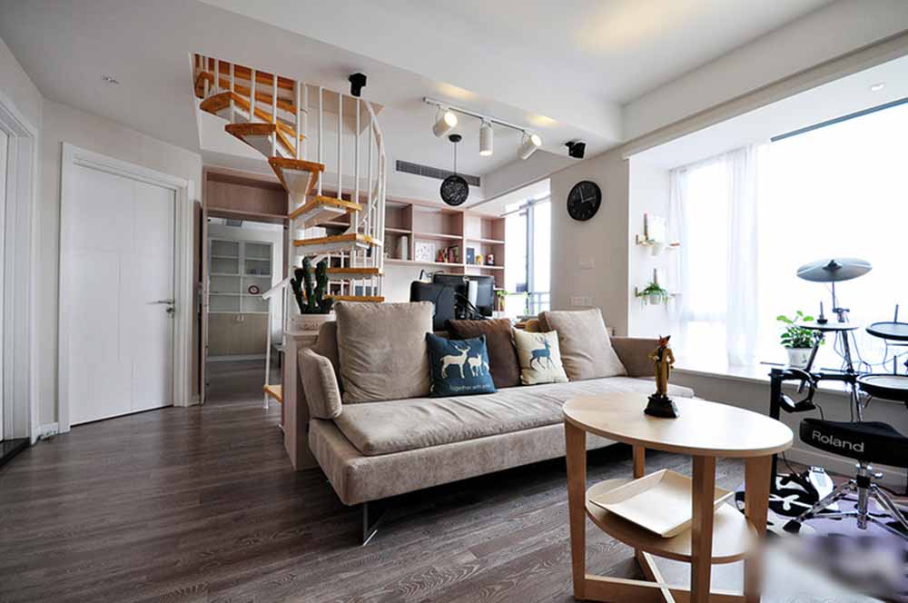 简单的双人沙发是客厅的主要家具，开放式的格局将小空间的内部打通，大方而温馨。