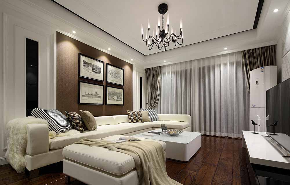 客厅大型沙发上面布置了多种元素构成的装饰品，柔软的毛皮质感、个性的马赛克图案等等拼凑出了充满趣味的温馨环境。