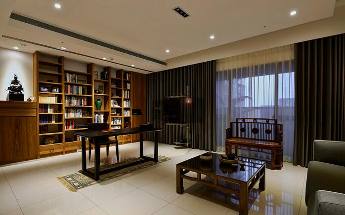 客厅并没有规划常规的电视主墙，让客厅、书房连接开放空间格局。