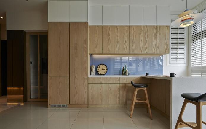 厨房区块的上半部分以双色柜面区分，化解大面量体带来视觉压迫感。