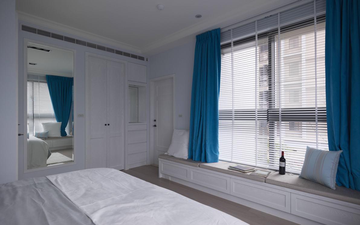 主卧规划双面采光，搭以天空蓝的色彩，打造一个更放松、更舒适的睡眠空间。