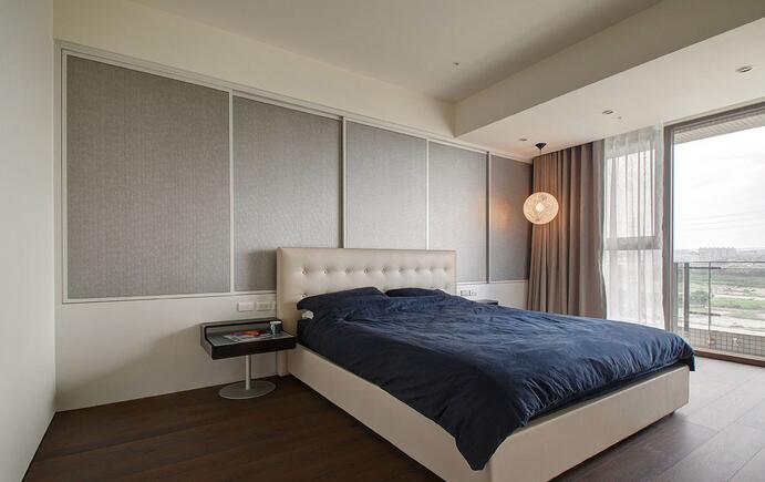 床头背景墙规划干净齐整的绷皮主墙，将收纳衣柜隐藏于内，让主卧保持简洁明亮。