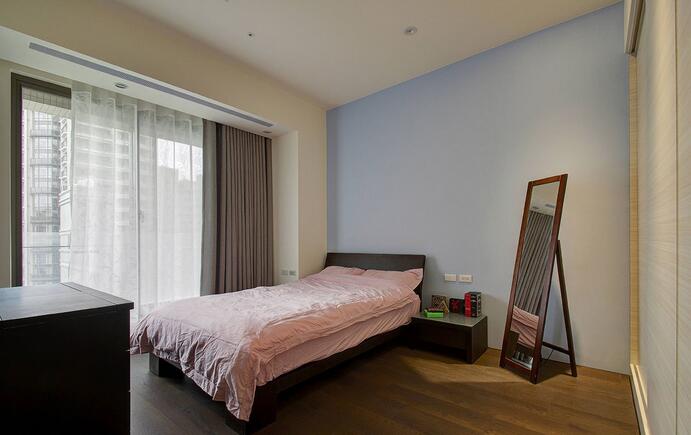 设计师以唯美浪漫的水蓝色为墙面主色，打造清爽洁净的睡卧空间。