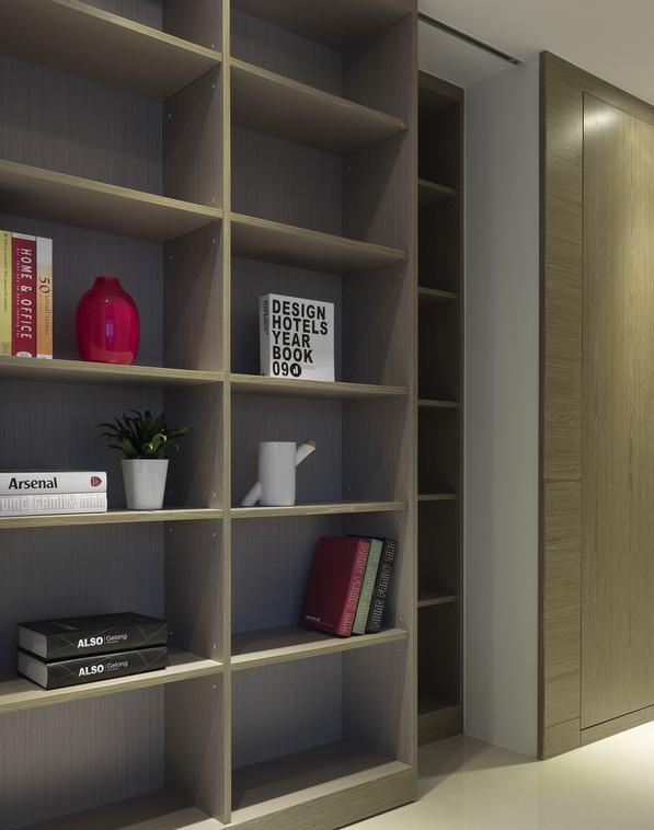 动线中的书墙，配置有足量的储物，完美运用空间。