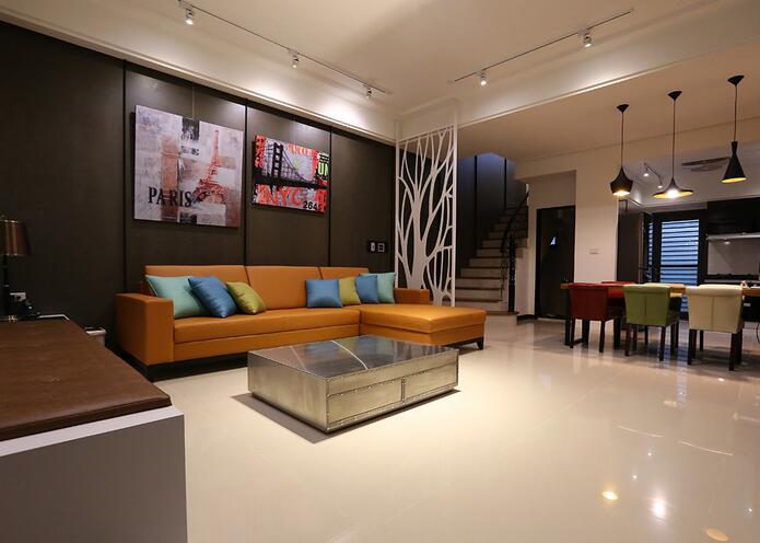 橘色沙发让客厅空间的温度瞬间升温，再搭以不锈钢质材的茶几与木质沙发背景墙形成鲜明对比。