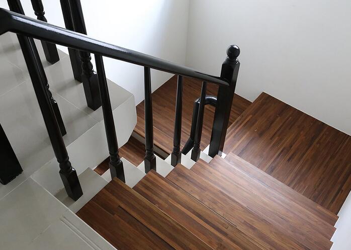 楼梯以实木打造，不仅将原楼梯小尺寸的面砖完美隐藏，并让楼梯充满木质温润感。