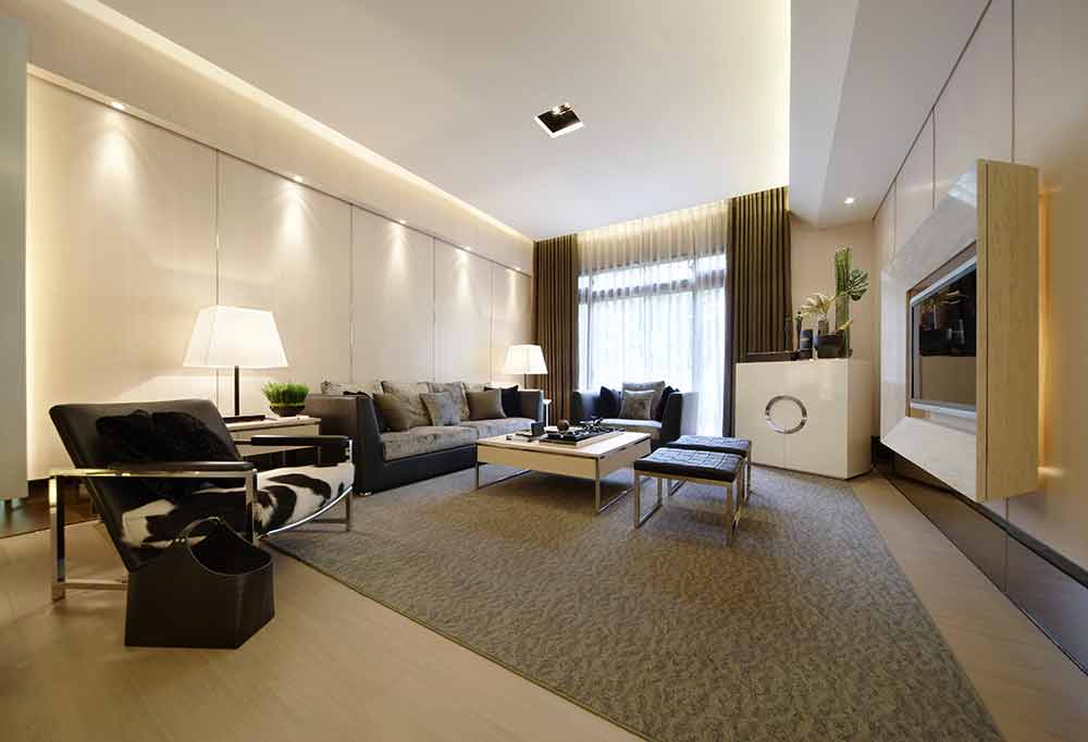 客厅部分，简单的背景墙设计搭配灯光效果显得温馨。裸灰花纹地毯，优雅而含蓄，大大增加了空间的舒适度。