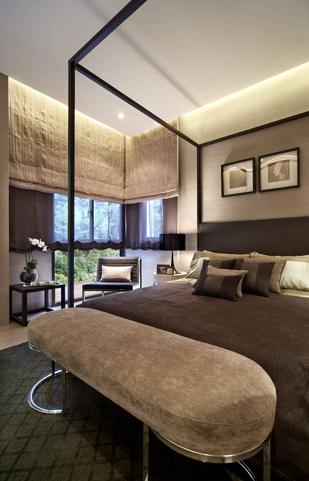 卧室优雅别致，床头背景墙的装饰简单却不单调。