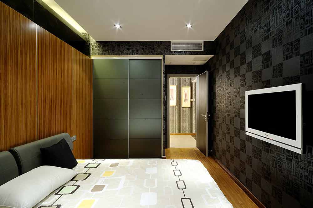 次卧设计更为简洁，在黑灰的墙纸衬托下大气时尚。