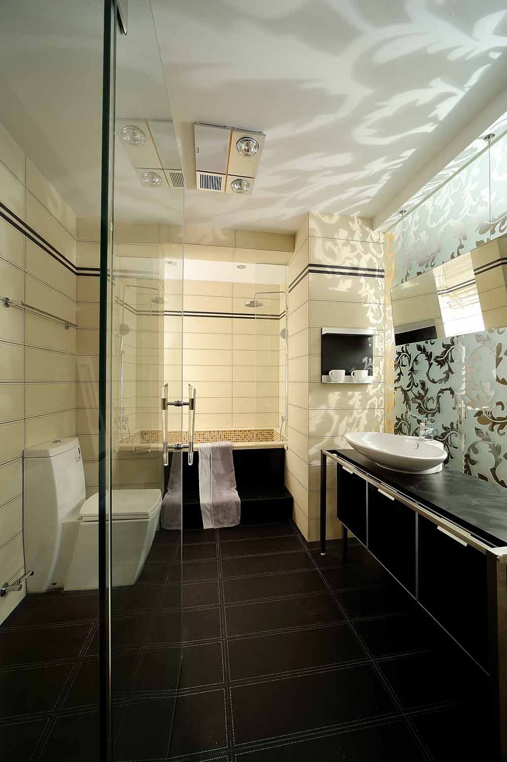 卫生间的设计别具一格，纹带花的镜子在灯光的照射下反射出精美 花纹。